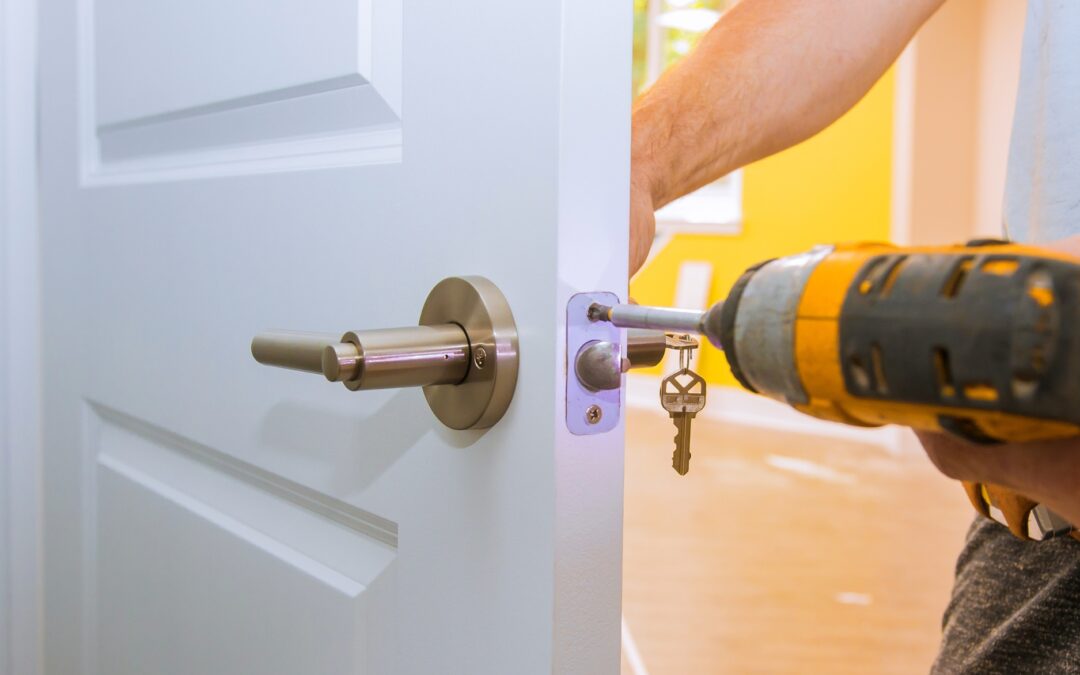 ¿Qué hacer si te quedas fuera de casa y no puedes abrir la puerta? Guía rápida de un cerrajero profesional en Málaga