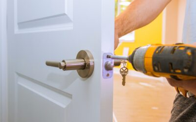 ¿Qué hacer si te quedas fuera de casa y no puedes abrir la puerta? Guía rápida de un cerrajero profesional en Málaga